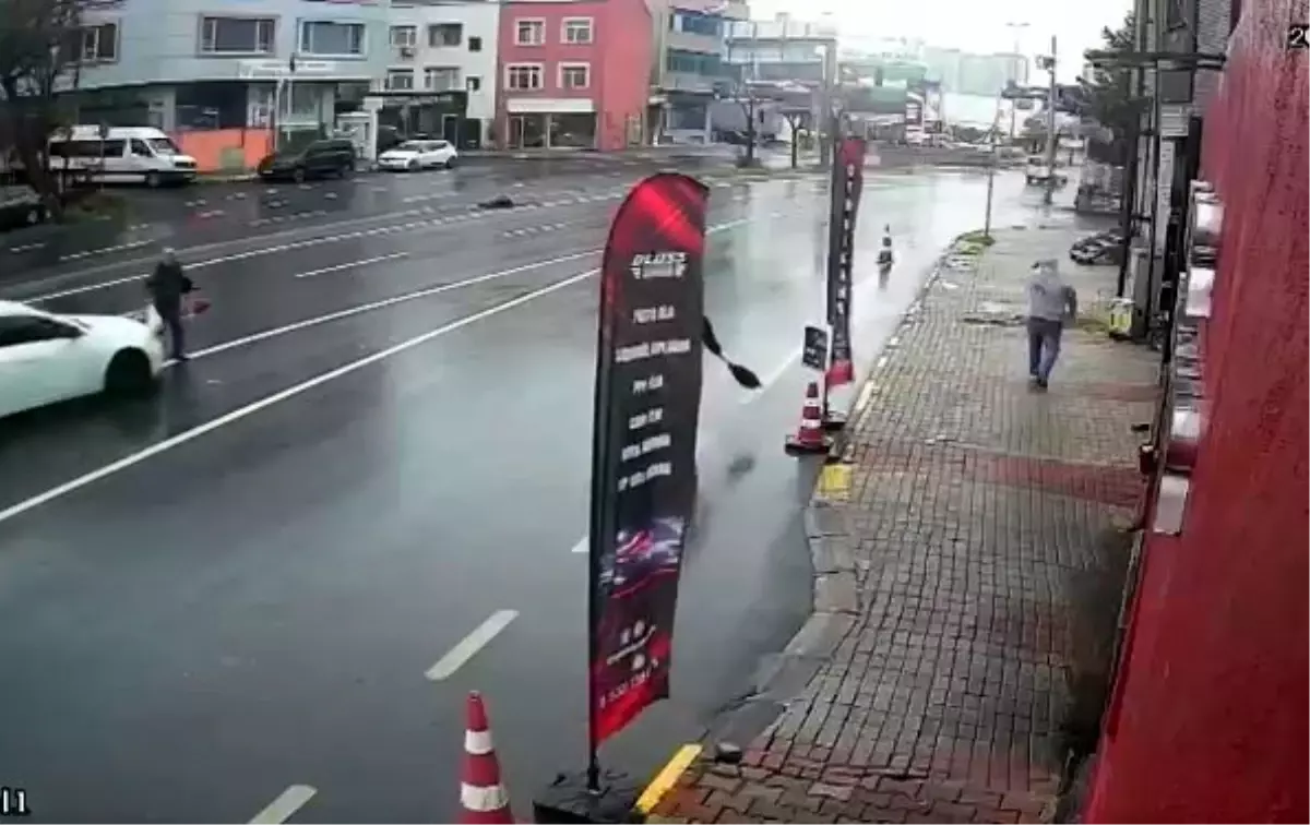 Avcılar'da Yayaya Otomobil Çarptı: 65 Yaşındaki Adam Ağır Yaralı