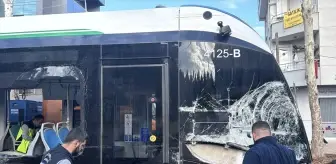 İzmit'te Tramvay ve Çöp Kamyonu Çarpıştı: 3 Yaralı