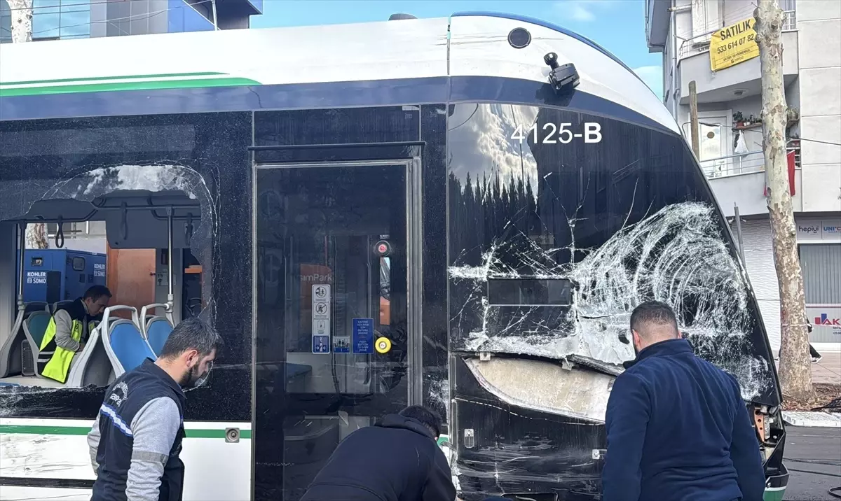 İzmit'te Tramvay ve Çöp Kamyonu Çarpıştı: 3 Yaralı