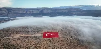 Mersin'de Dev Türk Bayrağı İle Sisli Görüntüler