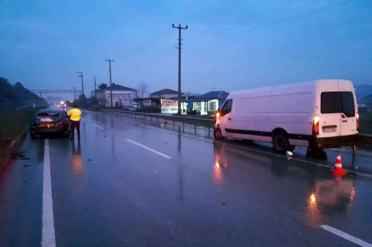 Karasu'da Trafik Kazası: 4 Yaralı