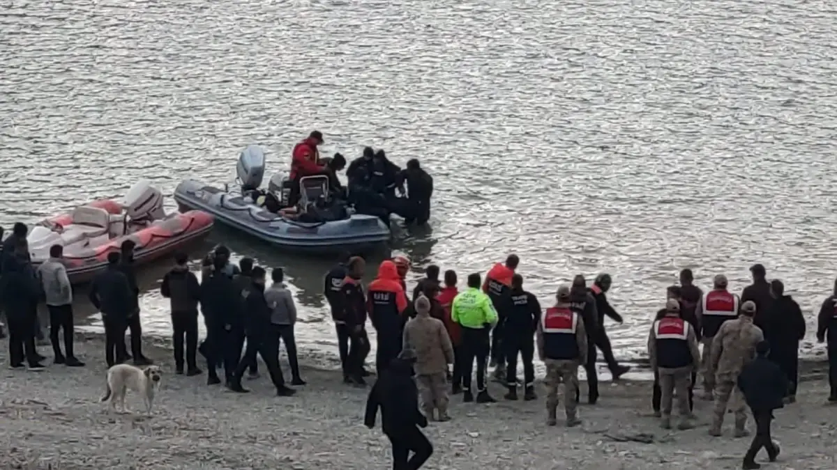 Van'da Baraja Düşen Otomobildeki Gençlerin Cansız Bedeni Bulundu