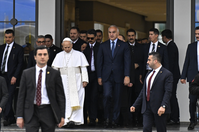 Pope 14. Leo departed from Turkey to go to Lebanon