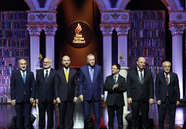 Emotional moments on stage! Bilal Erdoğan first shook hands with his father and then.