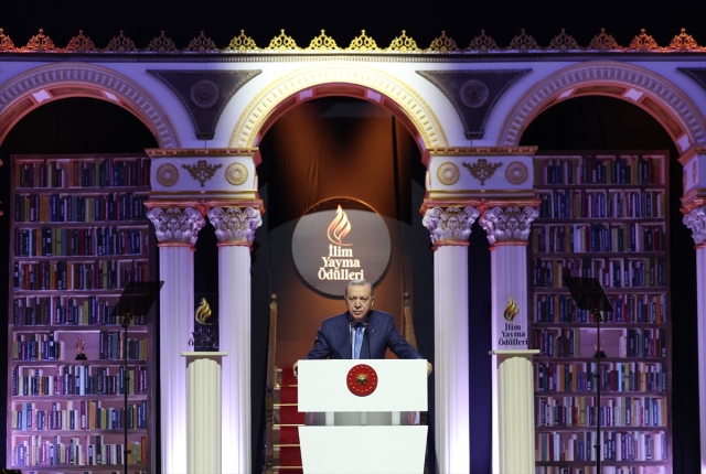 Emotional moments on stage! Bilal Erdoğan first shook hands with his father, then kissed his hand.