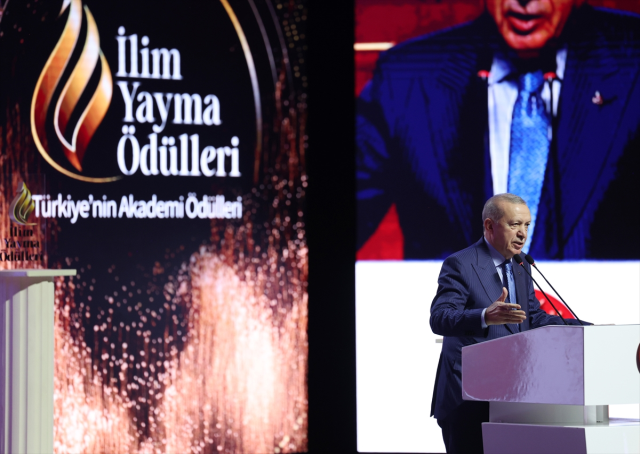 Emotional moments on stage! Bilal Erdoğan first shook hands with his father, then kissed his hand.