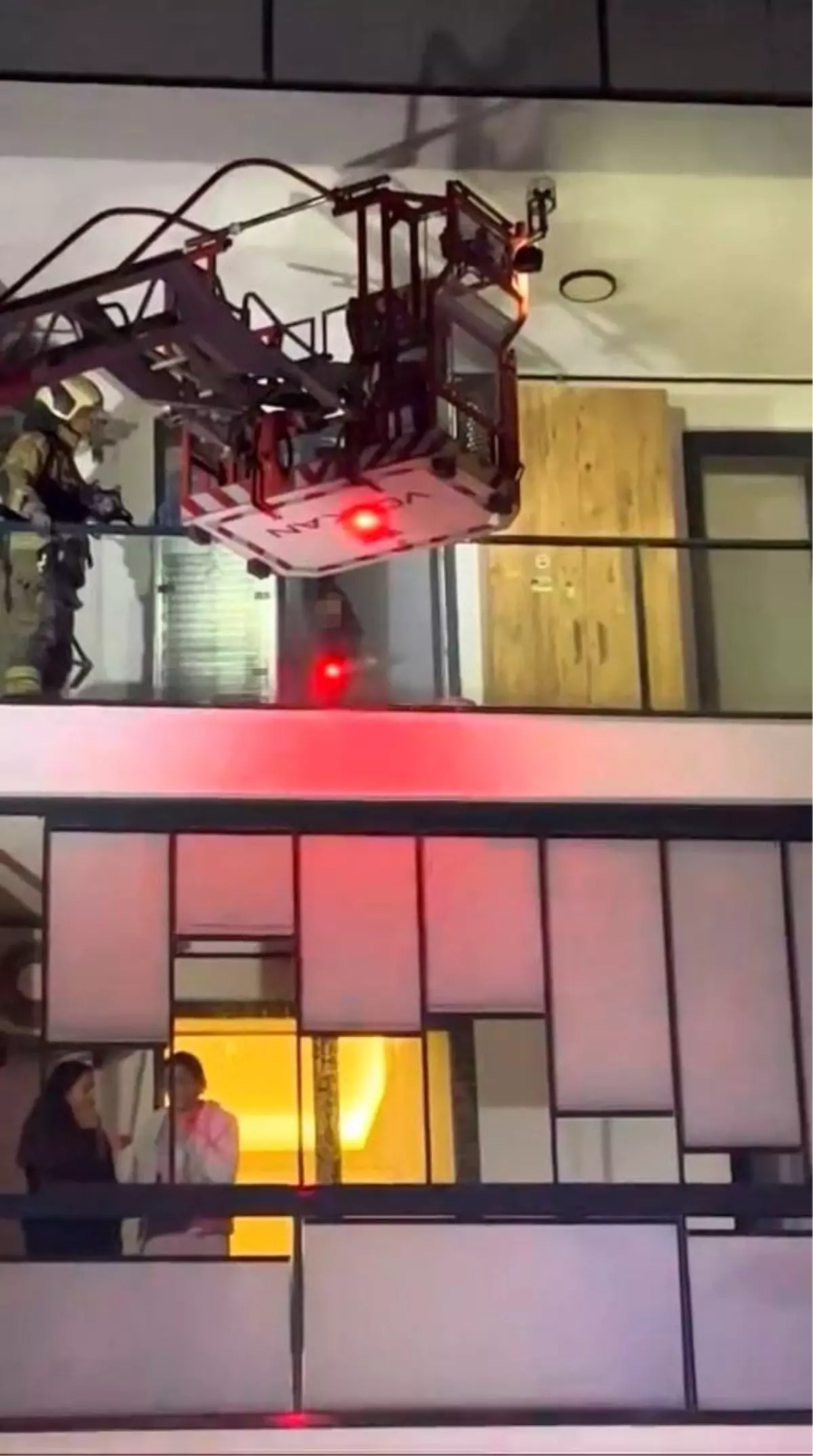 Bursa'da Sinir Krizi Geçiren Kadın Dairesini Ateşe Vermek İstedi