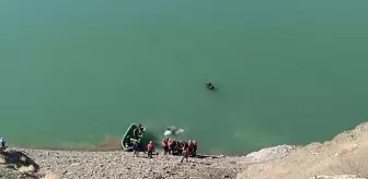 Van'da Baraja Düşen Otomobilde Üçüncü Kişinin Cansız Bedenine Ulaşıldı