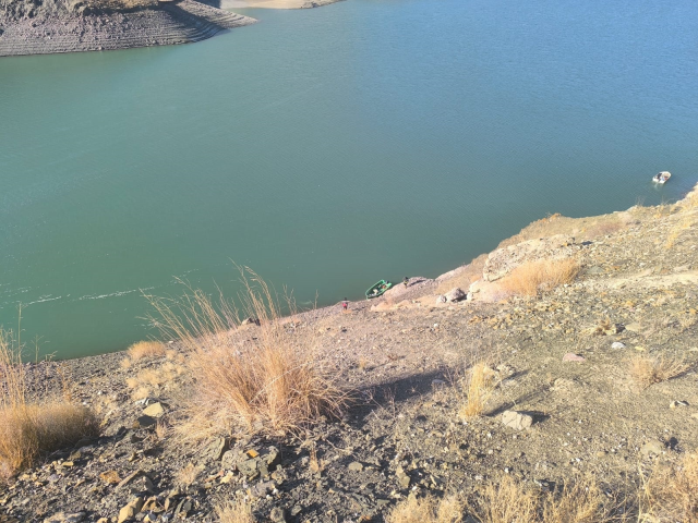 van da bir arac baraja yuvarlandi 2 kisi 19307319 3783 m