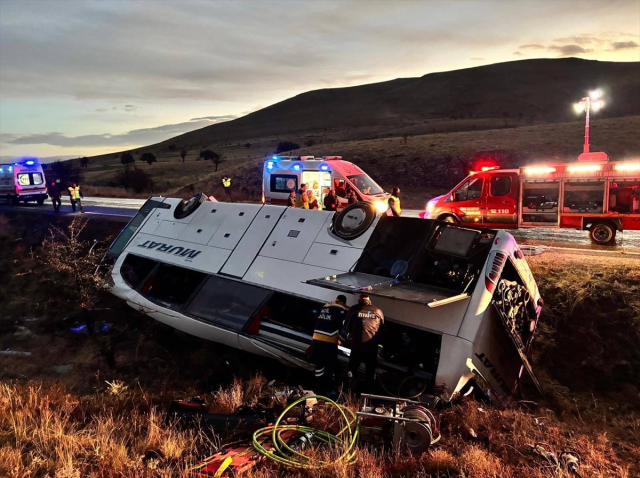 The passenger bus overturned into a ditch! There are dead and injured