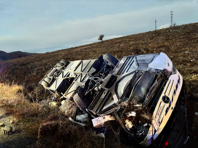 The passenger bus overturned into a ditch! There are dead and injured