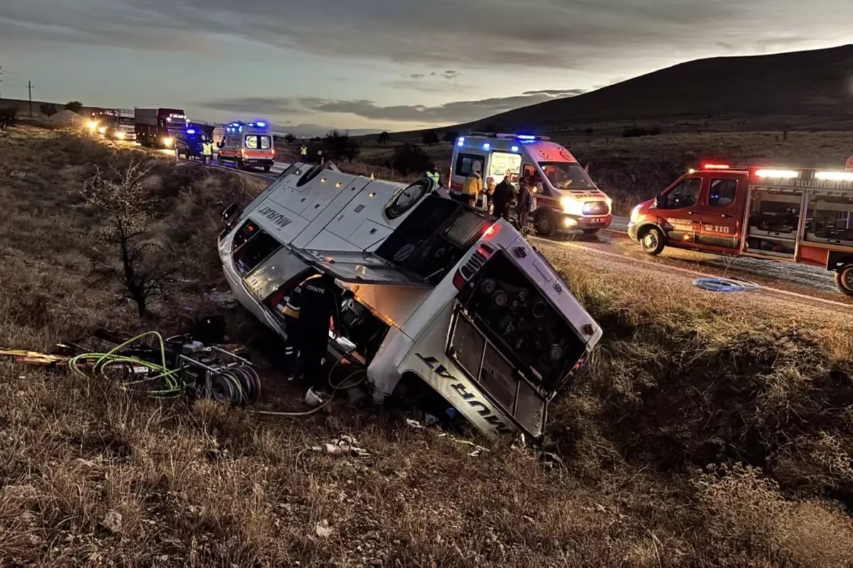 Yolcu otobüsü şarampole devrildi! Ölü ve yaralılar var