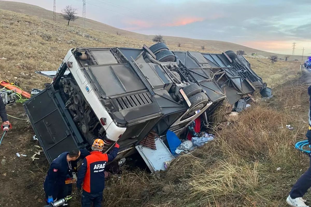 Yolcu otobüsü şarampole devrildi! Ölü ve yaralılar var