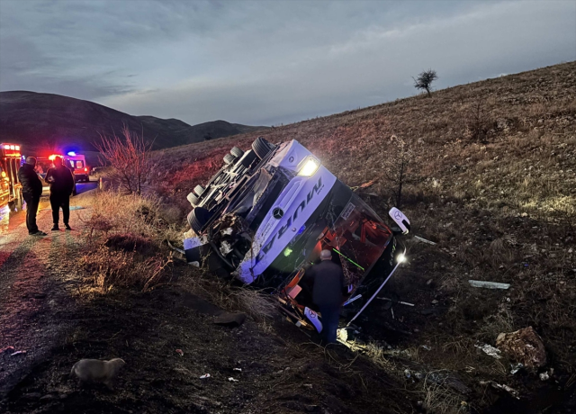 The passenger bus overturned into a ditch! There are dead and injured