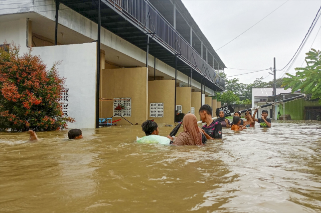 3 countries are facing disaster! Over 900 dead, hundreds missing