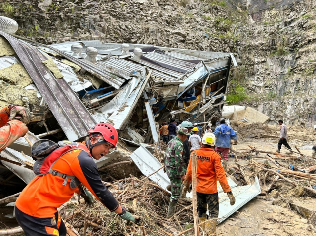 3 countries are facing disaster! Over 900 dead, hundreds missing