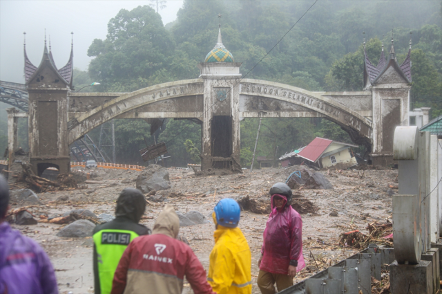3 countries are facing disaster! Over 900 dead, hundreds missing