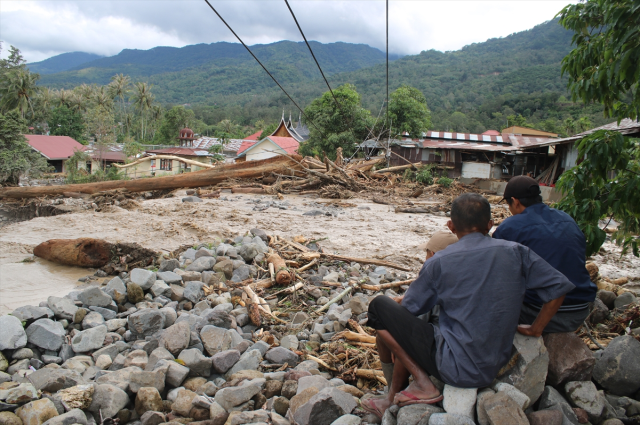 3 countries are facing disaster! Over 900 dead, hundreds missing