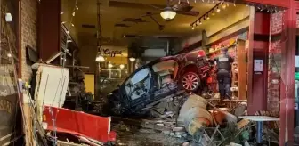 90 yaşındaki sürücü son sürat kahve dükkanına daldı