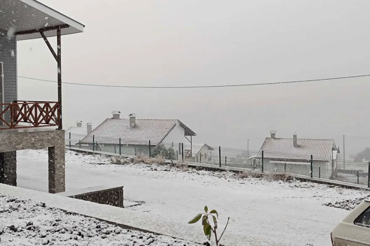 Başkente mevsimin ilk karı düştü, her yer beyaza büründü