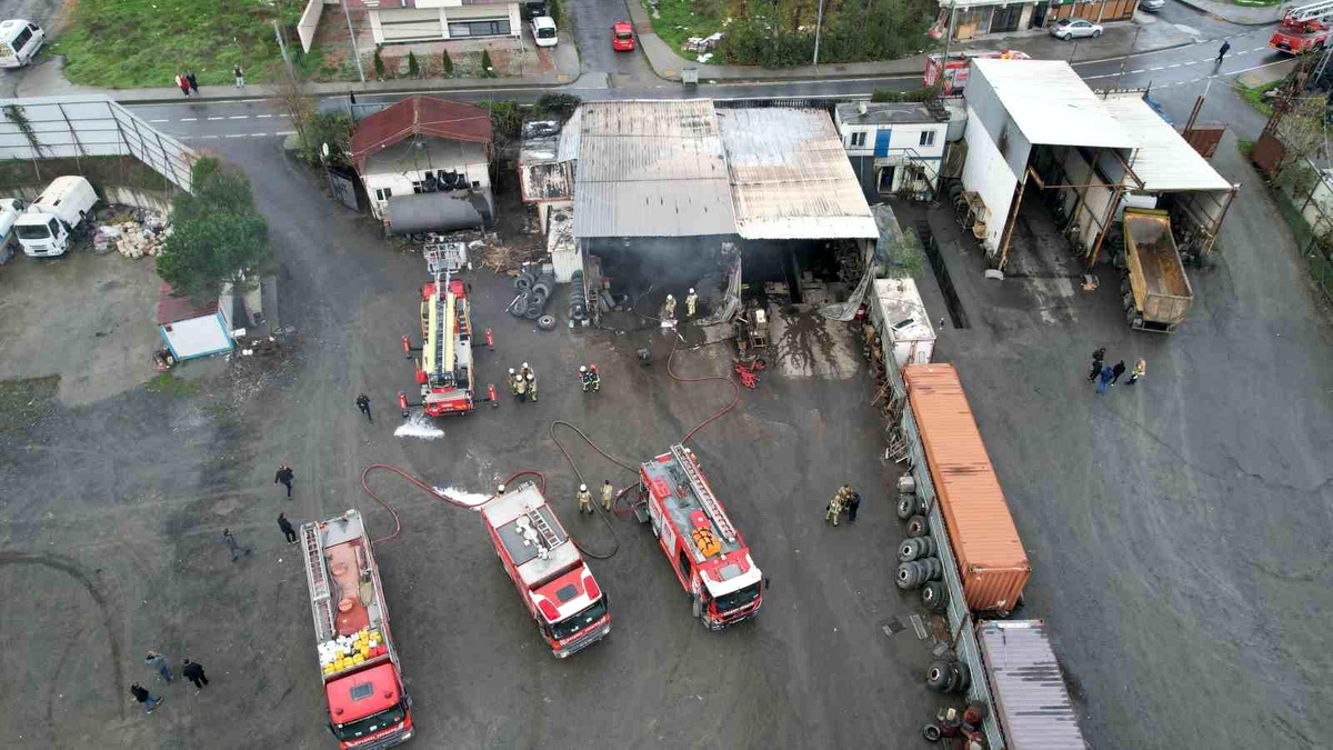 Arnavutköy'de Tır Tamirhanesinde Yangın Çıktı