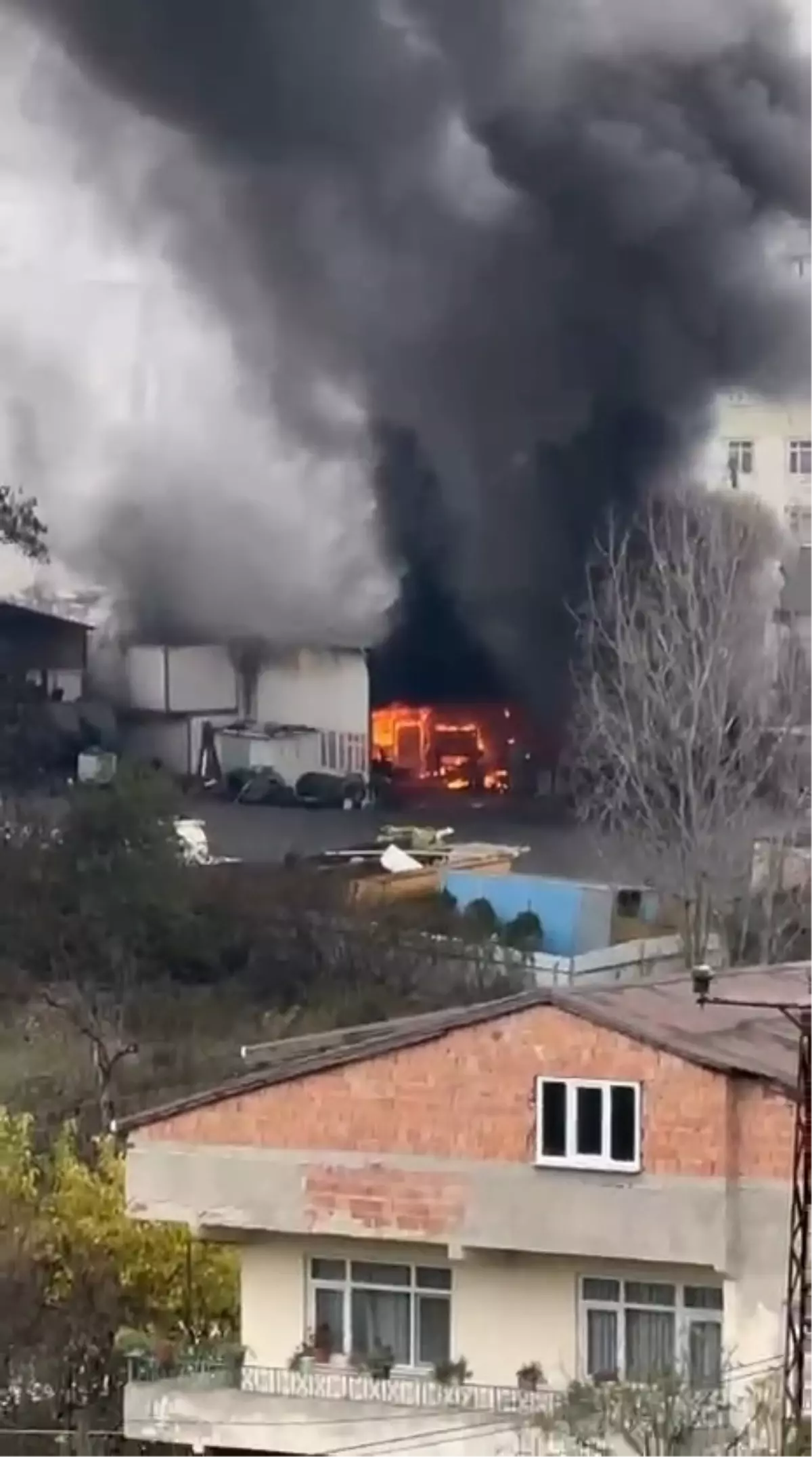 Arnavutköy'de TIR tamirhanesinde yangın -1