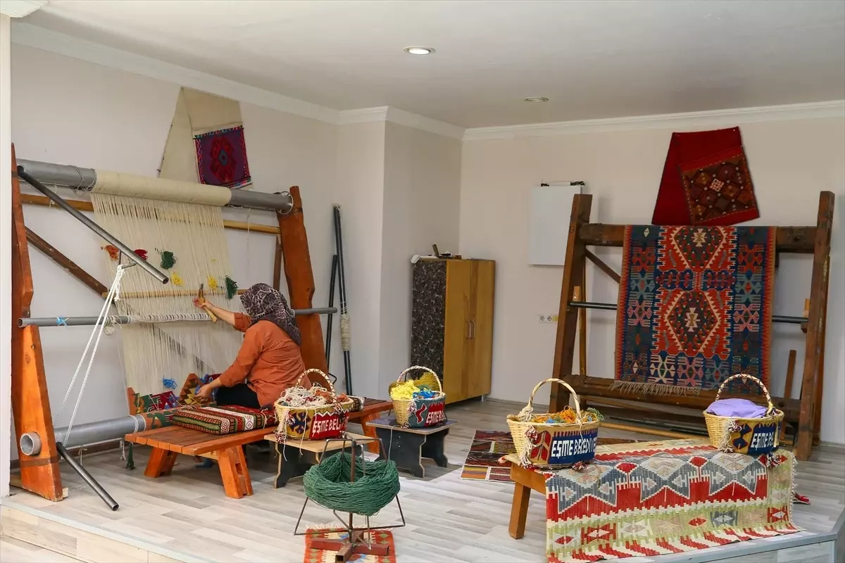 Eşme Kilimlerine Hayat Veren Usta: Şemsi Sayın