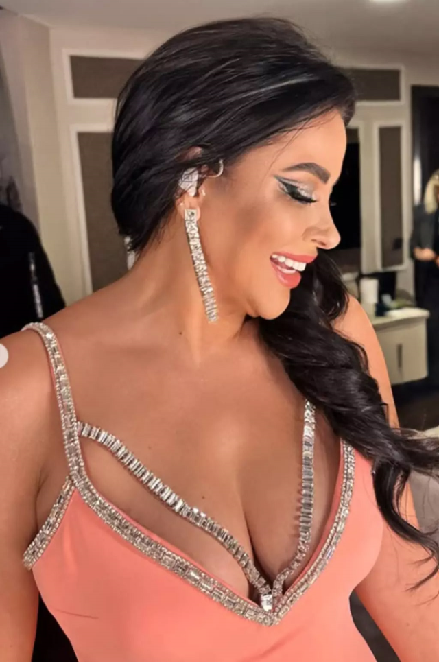 Her deep neckline became a sensation! Comments like 'Where is the old Zara?' are being made