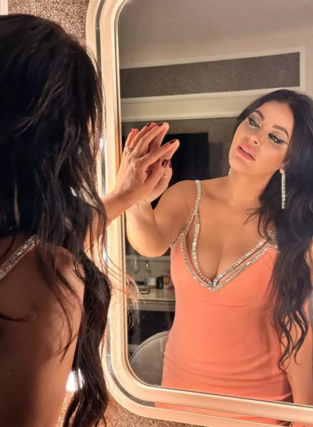 Her deep neckline became a sensation! Comments like 'Where is the old Zara?' are being made