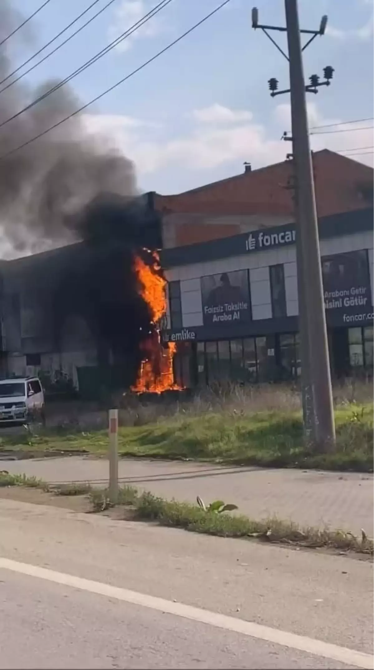 İnegöl'de Elektrik Panosunda Yangın: Mobilya Boyahanesi ve Oto Galeride Zarar