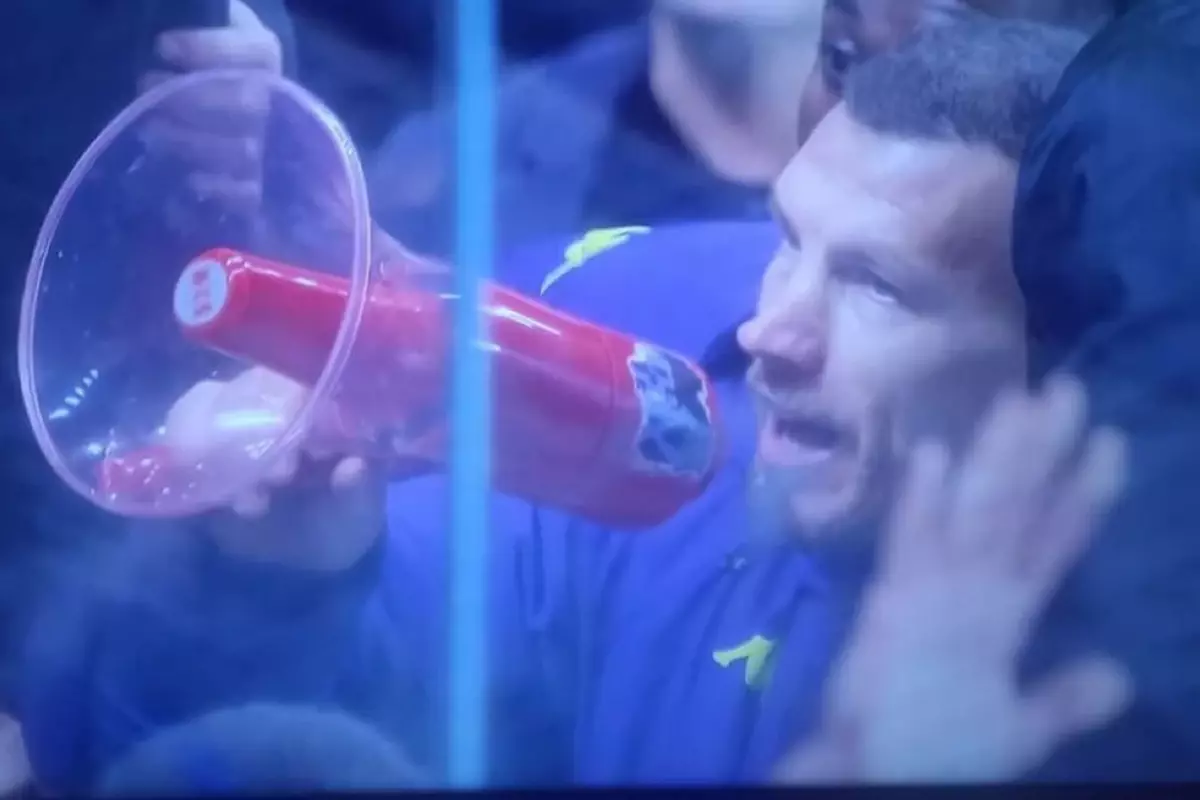 Fiorentina'da kaos: Edin Dzeko çareyi megafonu eline almakta buldu