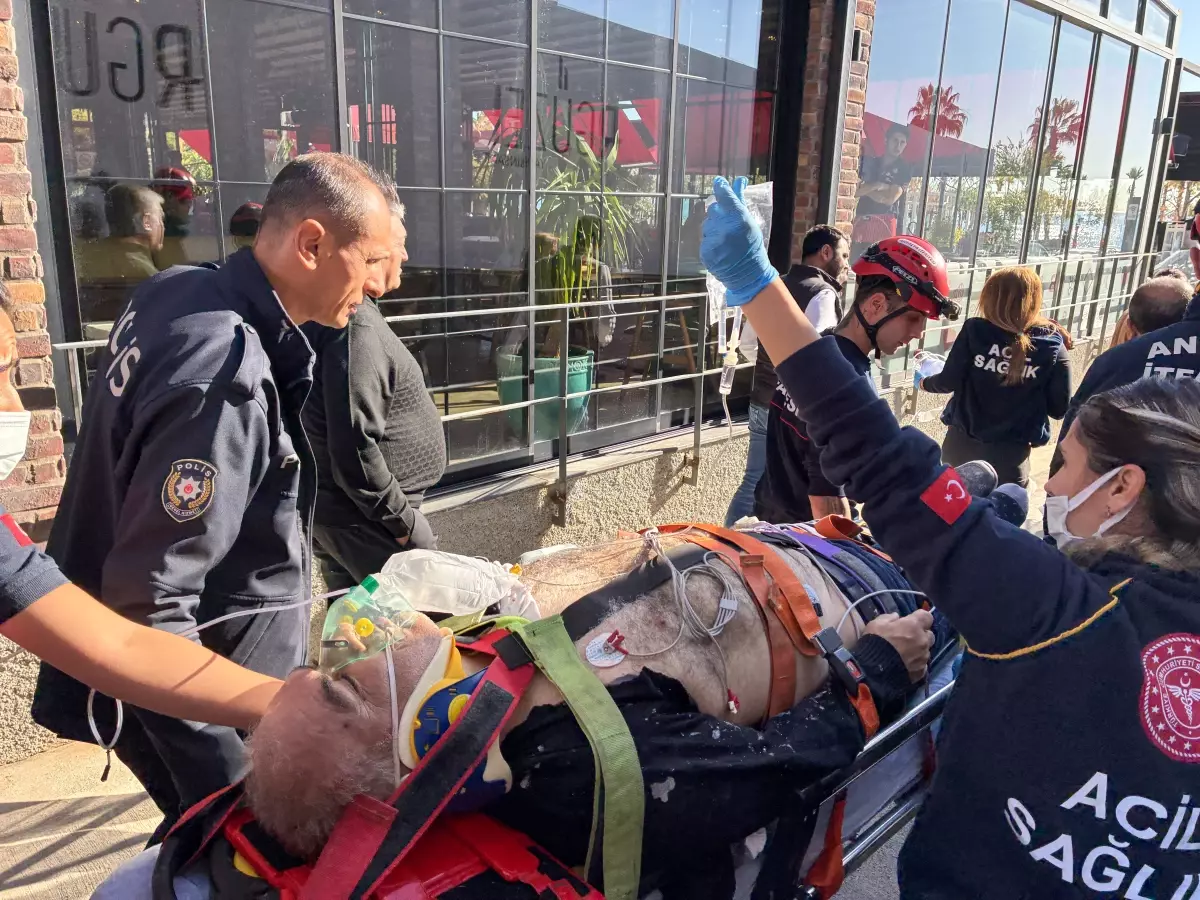 Antalya'da İnşaat İşçisi Düşerek Yaralandı