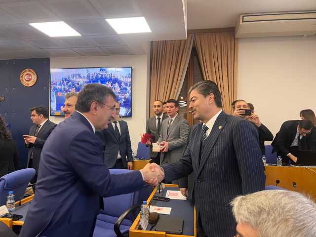 komisyonda gerginlik chp li vekilin yer sofrasi 19311081 3212 m