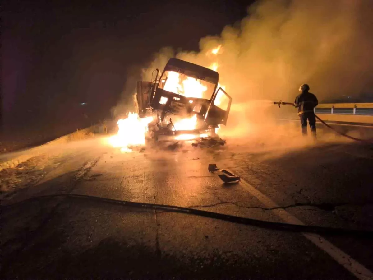 Mardin'de İki Tır Çarpıştı, Yangın Çıktı