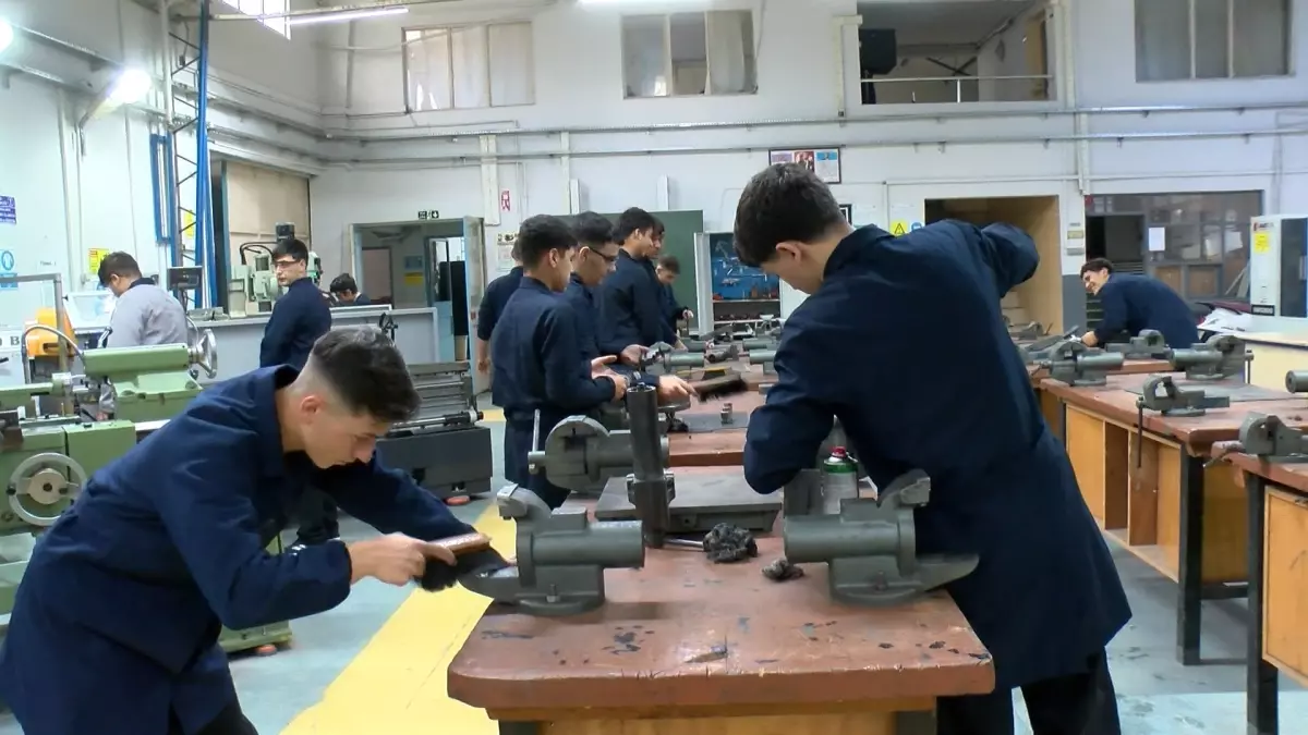 Bursa'daki Meslek Lisesi Öğrencileri Dünyaya Oto Yedek Parça İhraç Ediyor