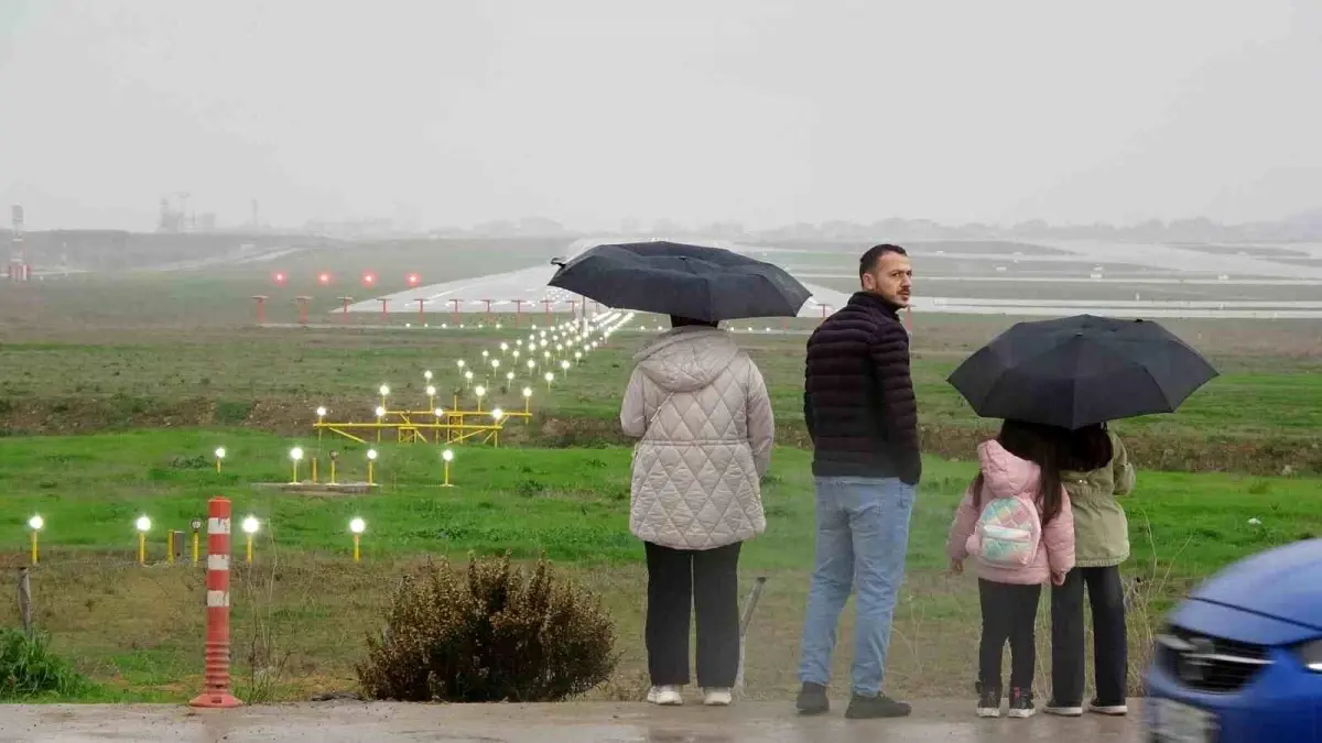Sabiha Gökçen Havalimanı'na Yakın Uçak İzleme Noktası Ziyaretçi Akınına Uğruyor
