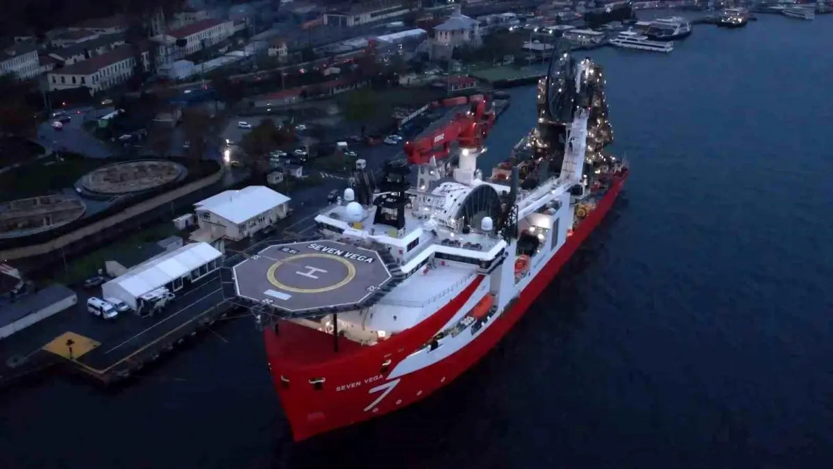 Seven Vega Gemisi Fatih Sarayburnu'na Demirledi