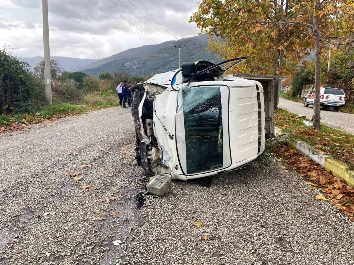 Ödemiş'te Traktöre Çarpmamak İçin Manevra Yapan Kamyonet Devrildi