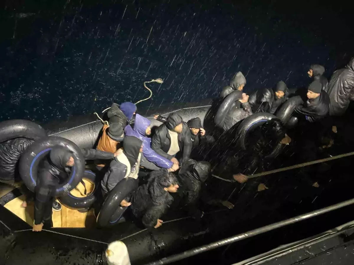 İzmir'de Düzensiz Göçmenler Lastik Botla Kurtarıldı