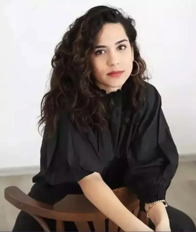 Yaprak Dökümü's Ayşe has grown up! You need to see her latest look