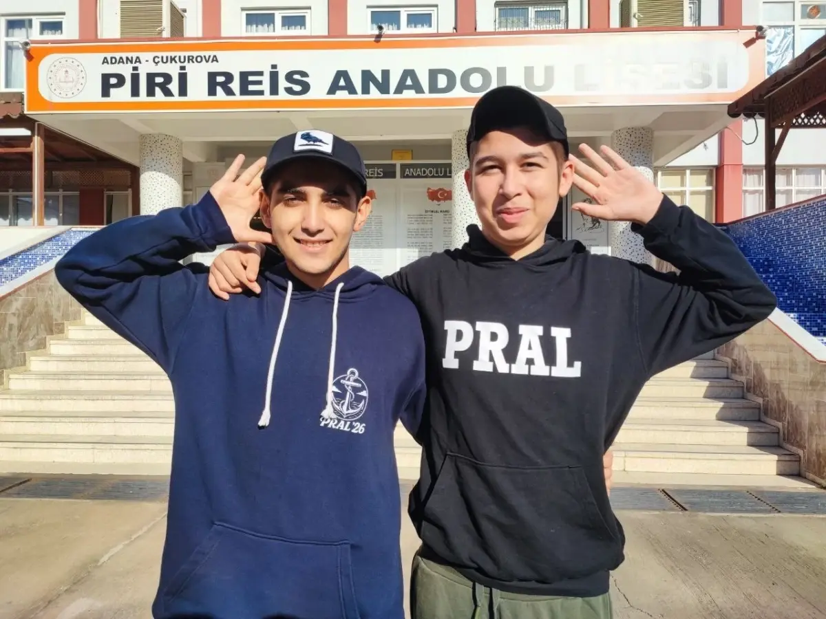 Adana'da aynı anda kanseri yenip okula dönen iki öğrenci, balonlarla karşılandı