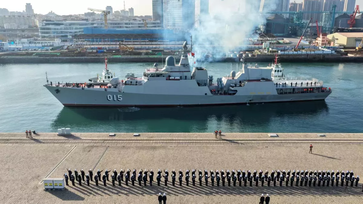 Vietnam Fırkateyni Çin'in Qingdao Limanı'na Ulaştı