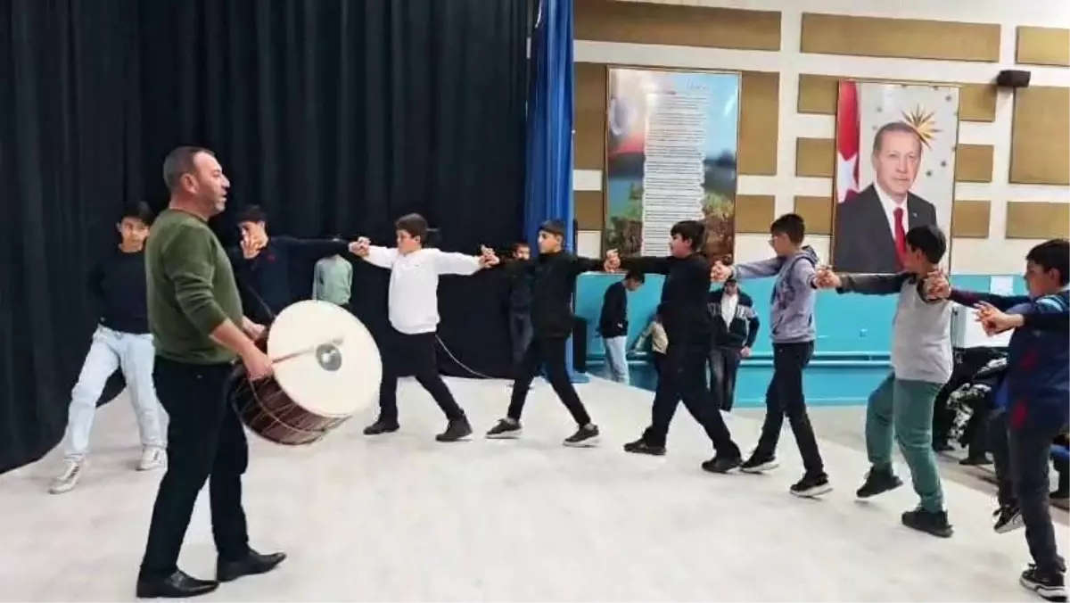 Aşkaleli Öğrenciler Halk Oyunları Yarışmasına Hazırlanıyor