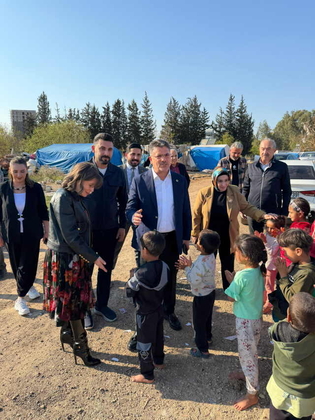 She visited the children barefoot while wearing boots worth 80,000 TL