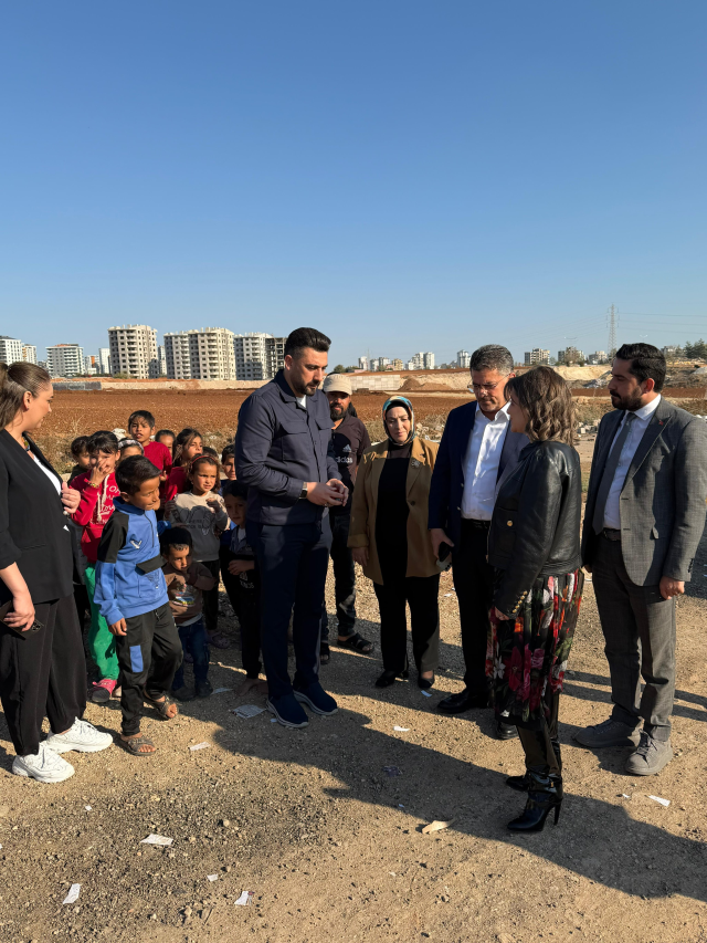 She visited the children barefoot while wearing boots worth 80,000 TL