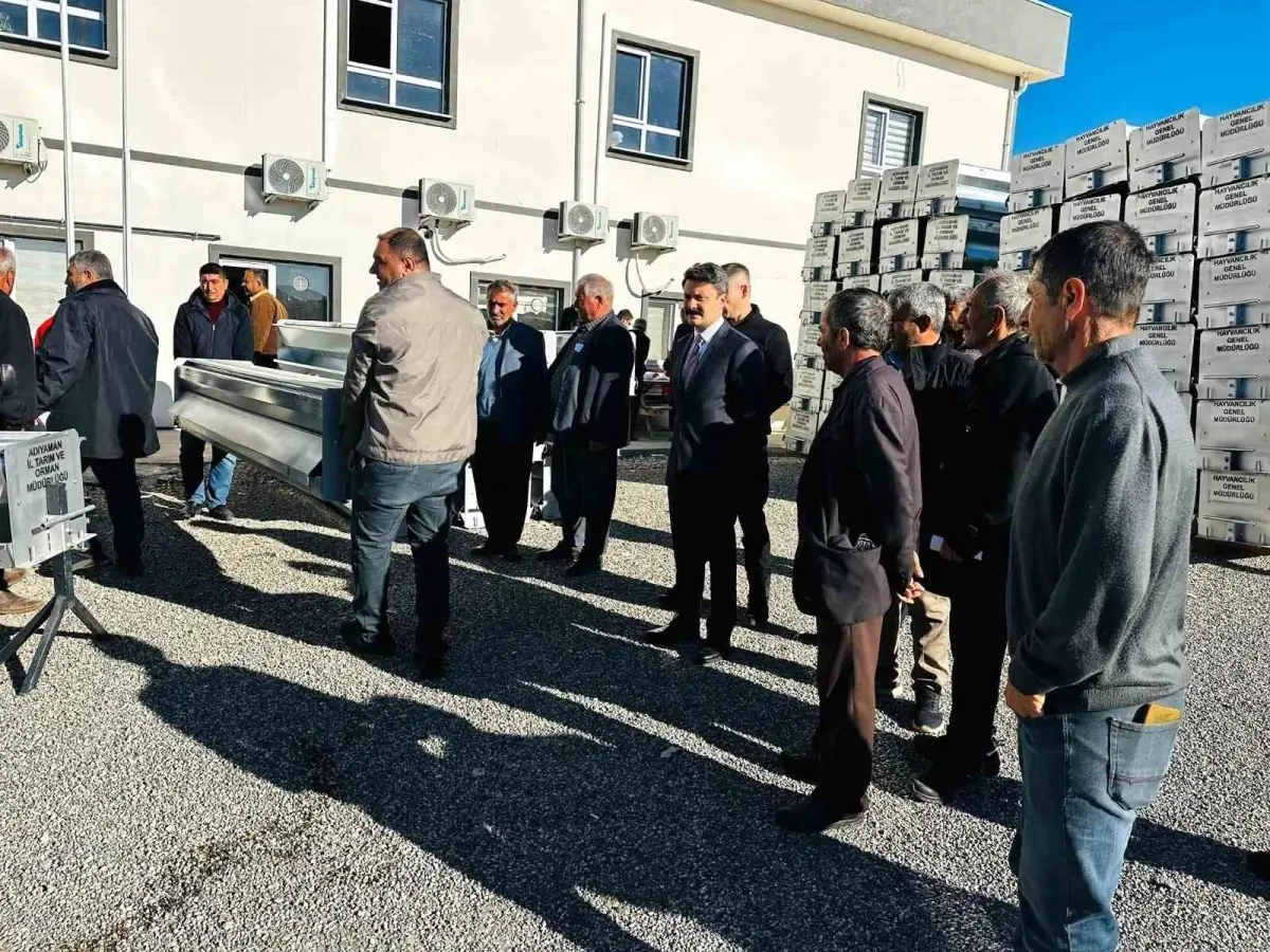 Besni'de 84 Yetiştiriciye Otomatik Yemlik Dağıtıldı