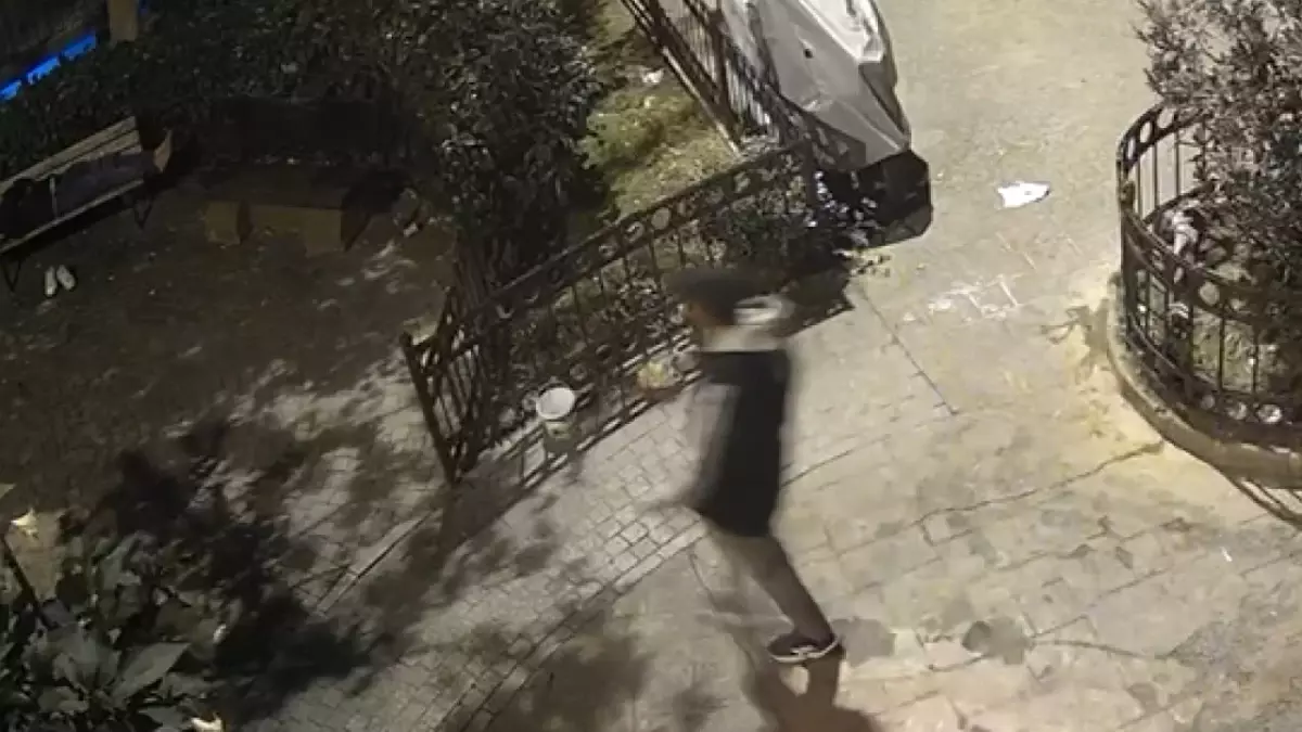 Beyoğlu'nda Hırsızlık Olayı: Uyuyan Adamın Telefonunu Çalan Şüpheli Tutuklandı