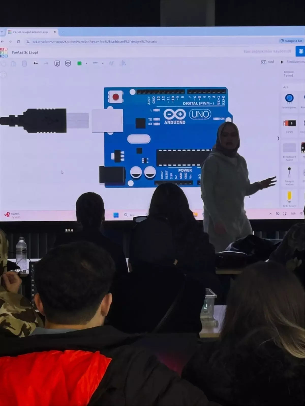 Bilişim Akademisi'nde Fen Bilgisi Öğretmenleri için Robotik Kodlama Eğitimi