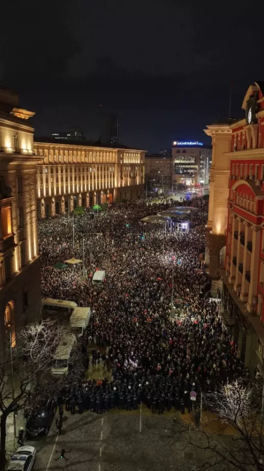 Bulgaria is ablaze! Tens of thousands took to the streets