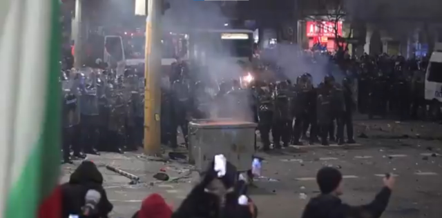 Bulgaria is ablaze! Tens of thousands took to the streets